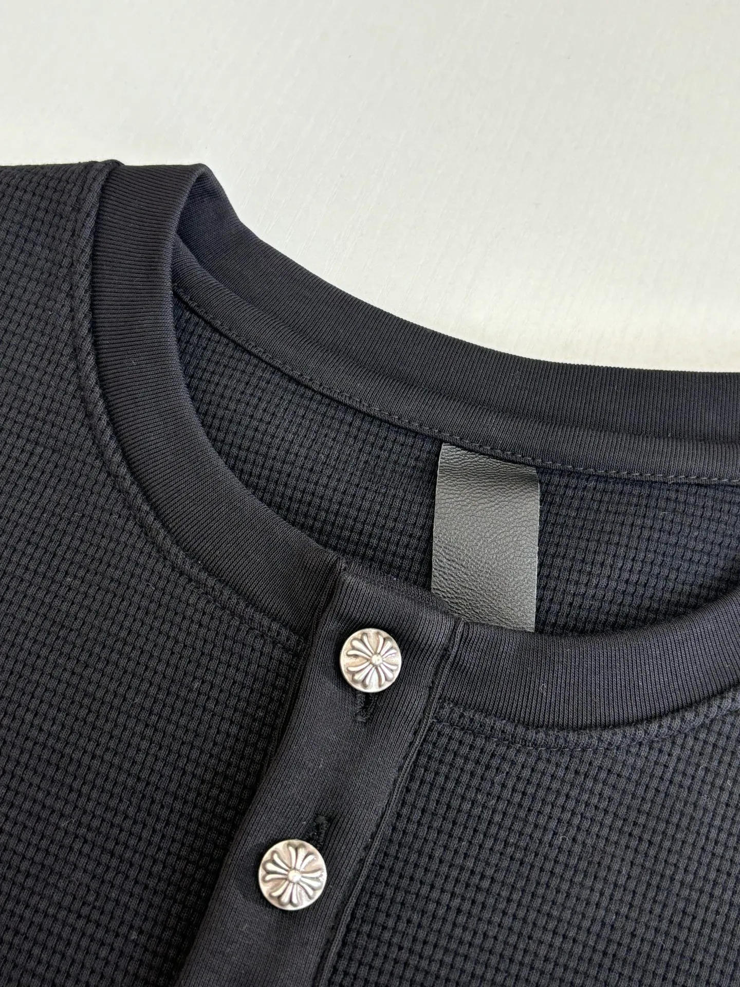 P400 Chrome Heart*/Chrome Heart 25 patchwork leather Henry collar waffle sweatshirt. The fabric is made of 350g cotton waffle double-layer material before washing (to distinguish between low-gram weight cut corners and non-pure cotton market products). The silver buckles and scrolls are made of antique bronze and real silver (the materials used have reached 300+ quality in the market). The leather label is still made of genuine imported lambskin. The most important thing is that the leather is hand-extended and stitched (the cost is high when it comes to manual work) in the fabric and hardware A lot of effort has been put into the craftsmanship. The highest quality in the market. The industry benchmark is only owned by a few people. Size: S/M/L